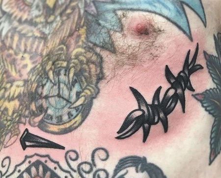 Old School胸下铁蒺藜纹身图案