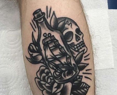 Old School小腿骷髅瓶子帆船纹身图案