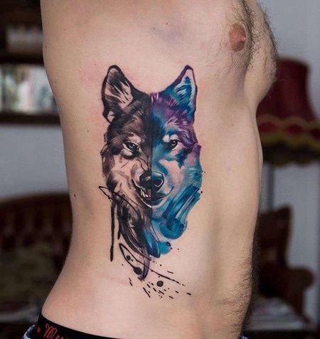 水彩侧腰狼纹身图案