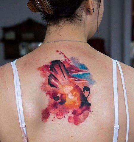 水彩后背狮子纹身图案