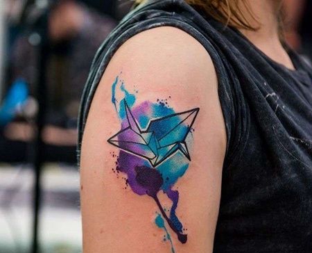 水彩大臂千纸鹤纹身图案