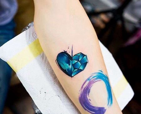 水彩小臂心宝石纹身图案