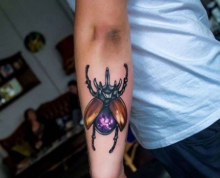 水彩腹部甲虫纹身图案