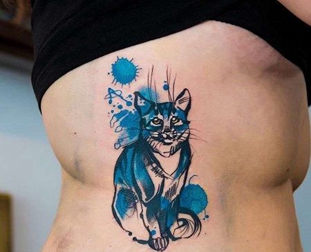 水彩侧腰猫纹身图案