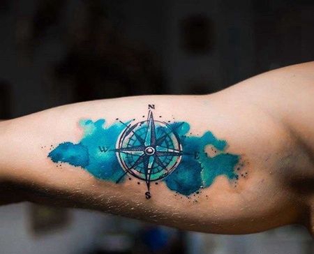 水彩大臂指南针纹身图案