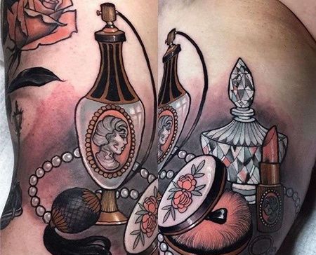 New School大臂口红纹身图案