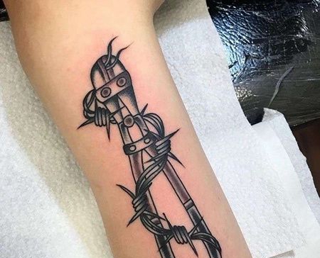 Old School小腿圆规纹身图案