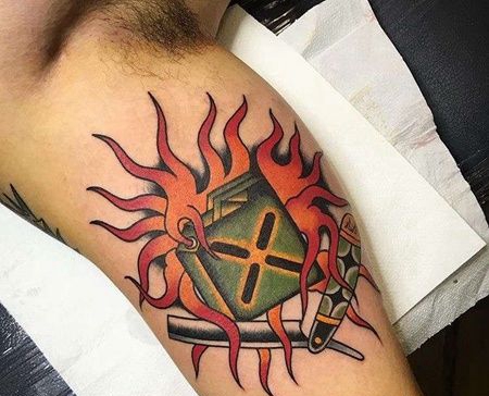 Old School大臂折刀汽油纹身图案