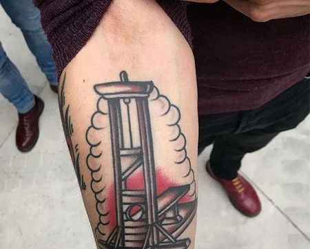 Old School小臂行刑架纹身图案