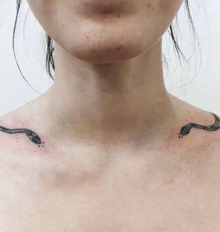线条锁骨蛇纹身图案