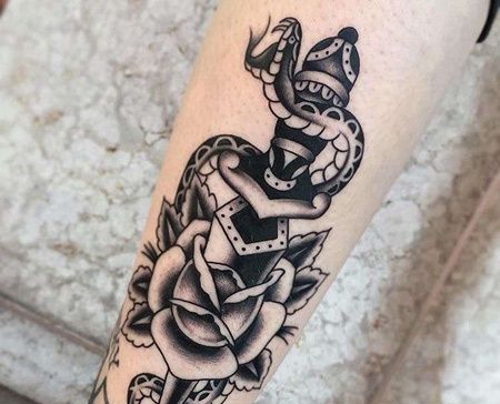 Old School小臂玫瑰蛇匕首纹身图案