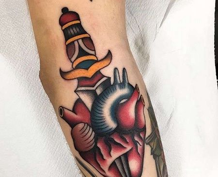 Old School小臂心脏匕首纹身图案