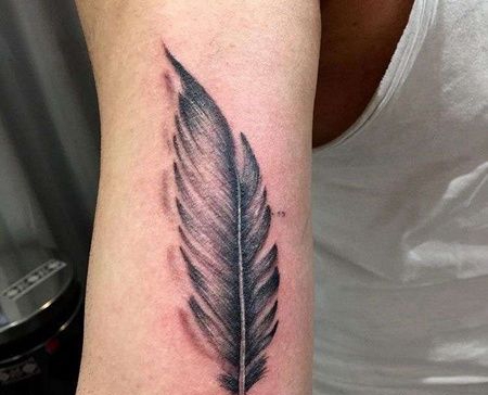 写实大臂羽毛纹身图案