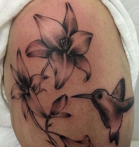 写实大腿花卉纹身图案