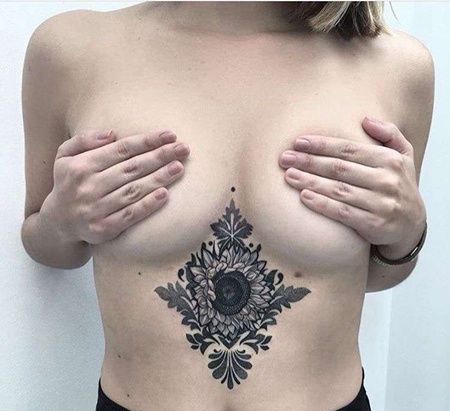 点线胸下向日葵纹身图案