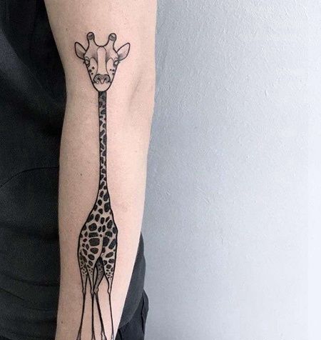 点线小臂长颈鹿纹身图案