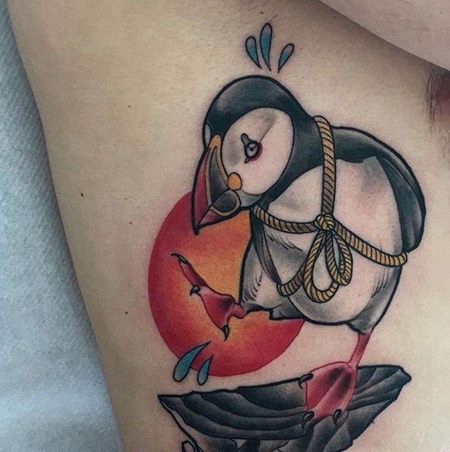 New School侧腰企鹅纹身图案
