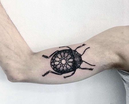 大臂甲虫纹身图案