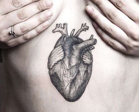 点线胸下心脏纹身图案