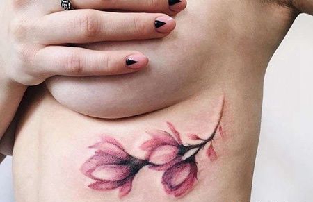 水彩胸下花卉纹身图案