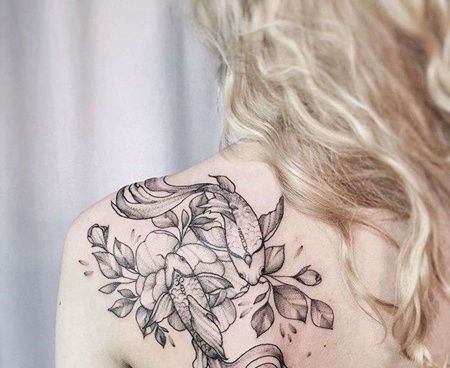 点线后背花卉鱼纹身图案