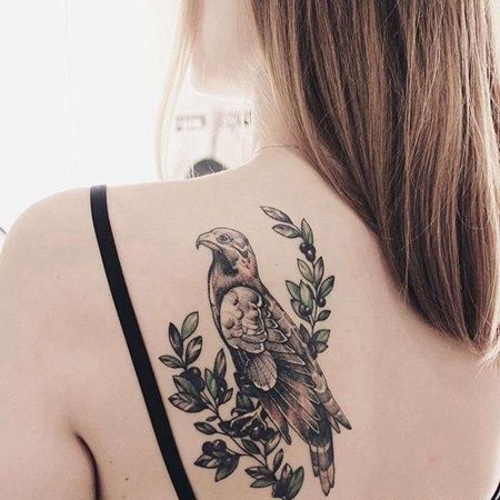 点线后背鸟纹身图案