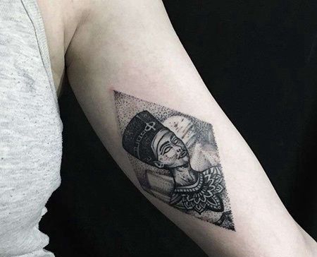 点刺大臂法老纹身图案