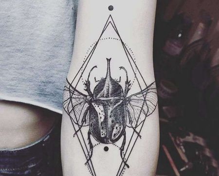 小臂甲虫纹身图案