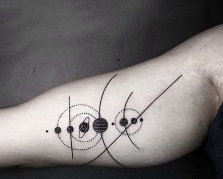 几何大臂星球纹身图案