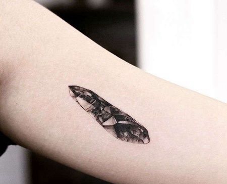 写实大臂宝石纹身图案