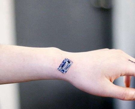 写实小臂宝石纹身图案