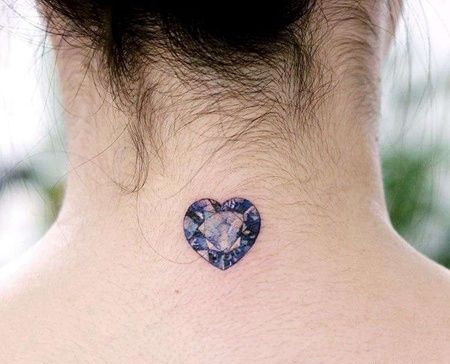 写实后颈宝石纹身图案
