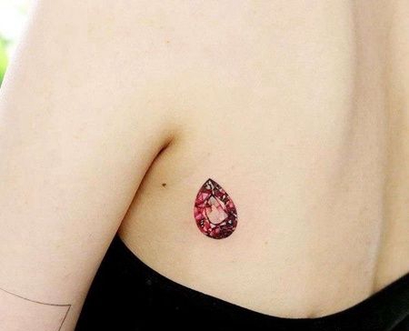 写实后背宝石纹身图案