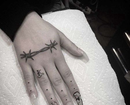 Old School手背铁蒺藜纹身图案