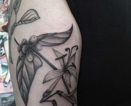 点刺大腿花卉纹身图案