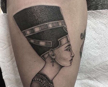 点刺大腿法老纹身图案