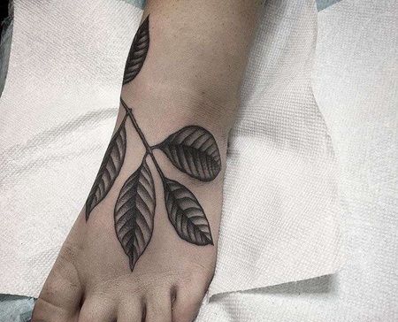 点刺脚背叶子纹身图案