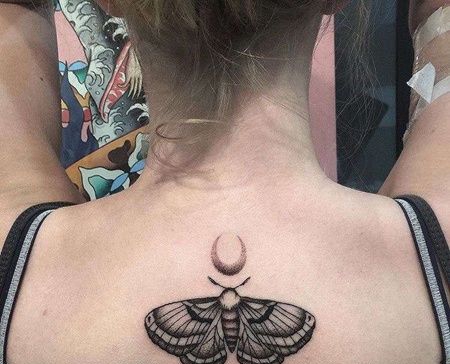 点刺后背蝴蝶纹身图案