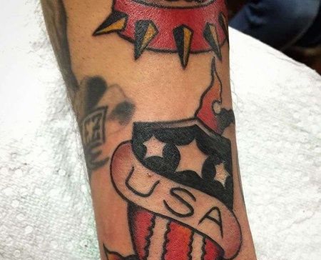 Old School小臂盾牌纹身图案