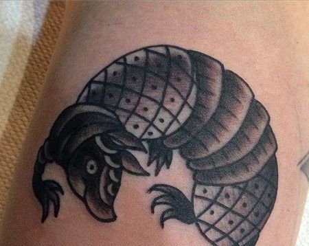 Old School大腿穿山甲纹身图案