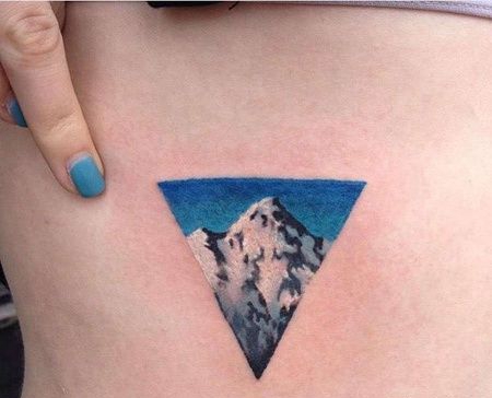 水彩大腿山纹身图案