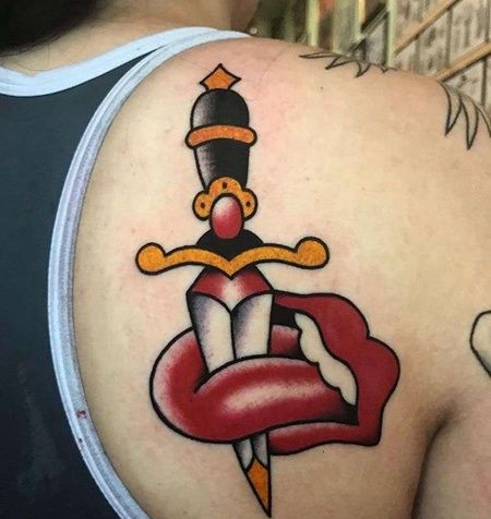 Old School后背匕首纹身图案