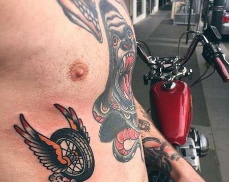 Old School侧腰车轮纹身图案