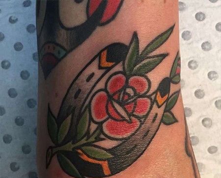 Old School小臂马蹄铁玫瑰纹身图案