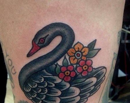 Old School大腿天鹅纹身图案