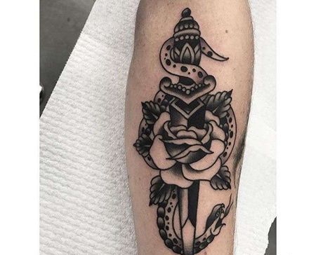 Old School小腿玫瑰匕首蛇纹身图案