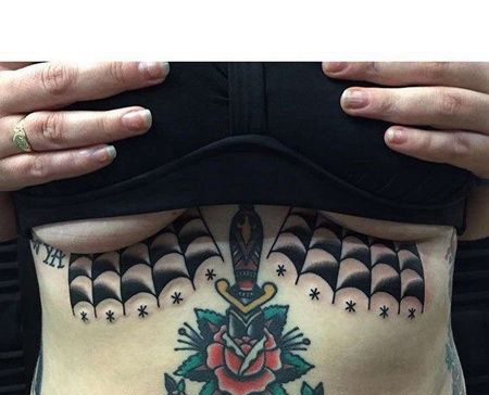 Old School胸下蜘蛛网纹身图案