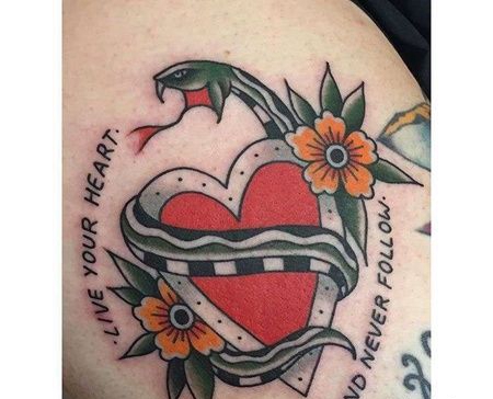 Old School大腿心蛇纹身图案