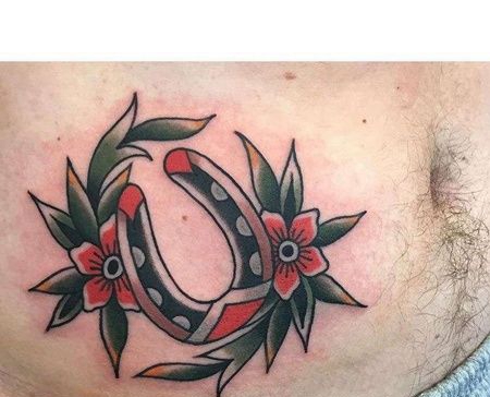 Old School侧腰马蹄铁纹身图案