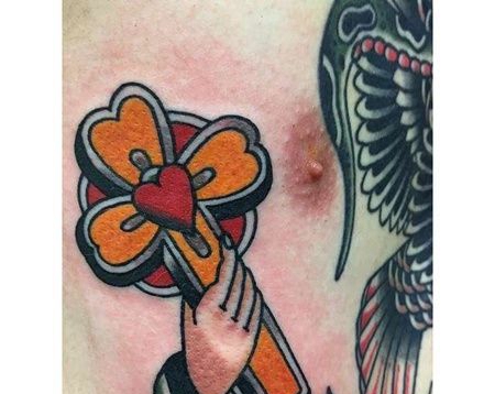 Old School侧腰手纹身图案